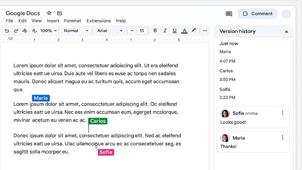 Google Docs con 3 usuarios editando simultáneamente, comentarios en el margen y historial de versiones abierto